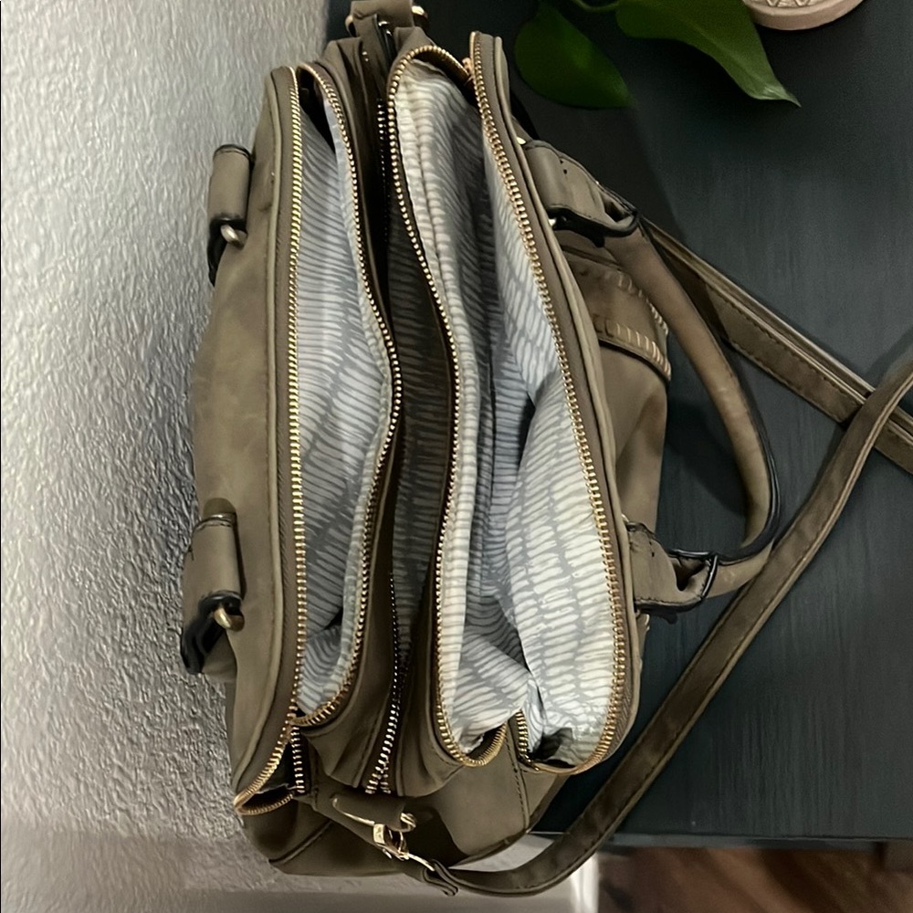 Elegant Taupe Handbag - Picture 3 of 4